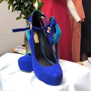 Jessica Simpson purple 🟣💜 heels.